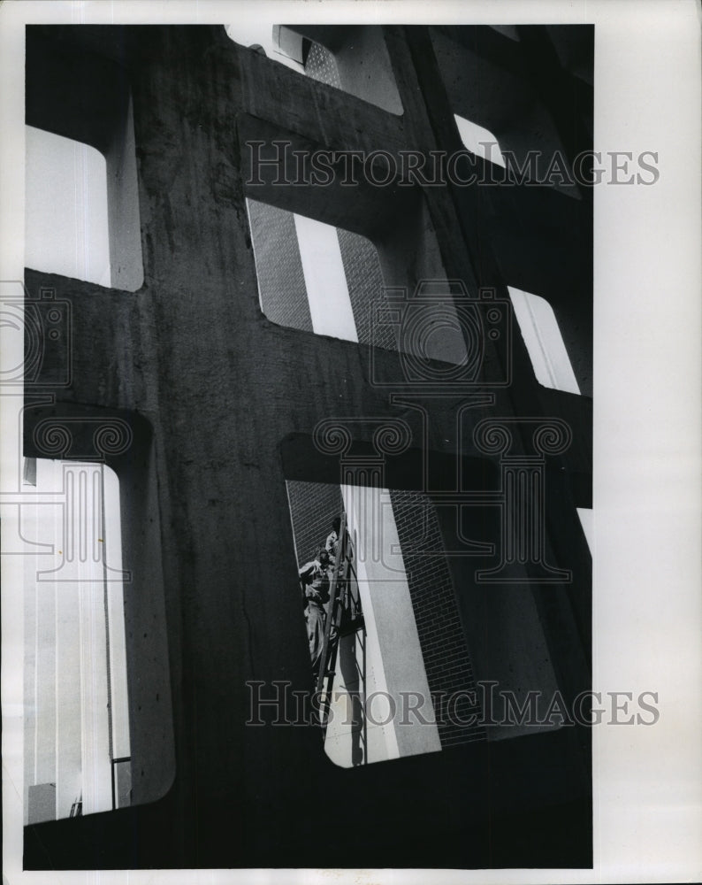 1965 Press Photo Workmen seen through concrete exterior of Milwaukee train depot- Historic Images