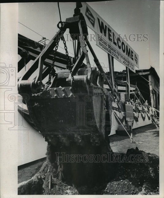 1984 Press Photo Groundbreaking ceremonies for Milwaukee, Wisconsin road depot-Historic Images