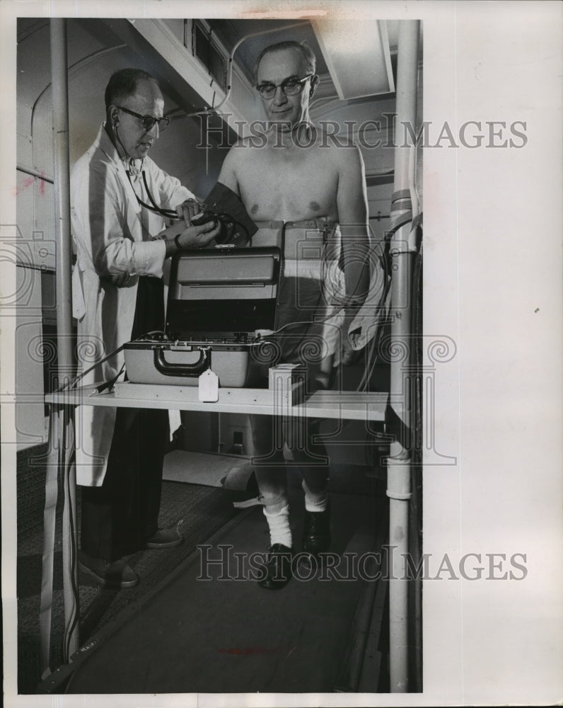 1962 Press Photo Lewis E. Bednar Milwaukee Road Employee Heart Test - mja34961-Historic Images