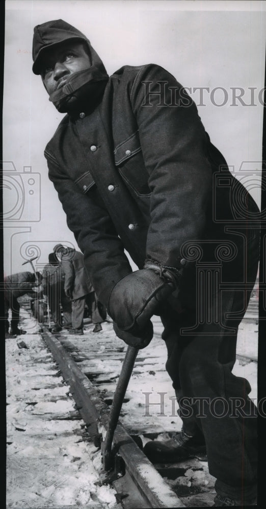 1964 Press Photo Railroad worker Fred Stewd Tightening A Bolt on an Angle Bar-Historic Images