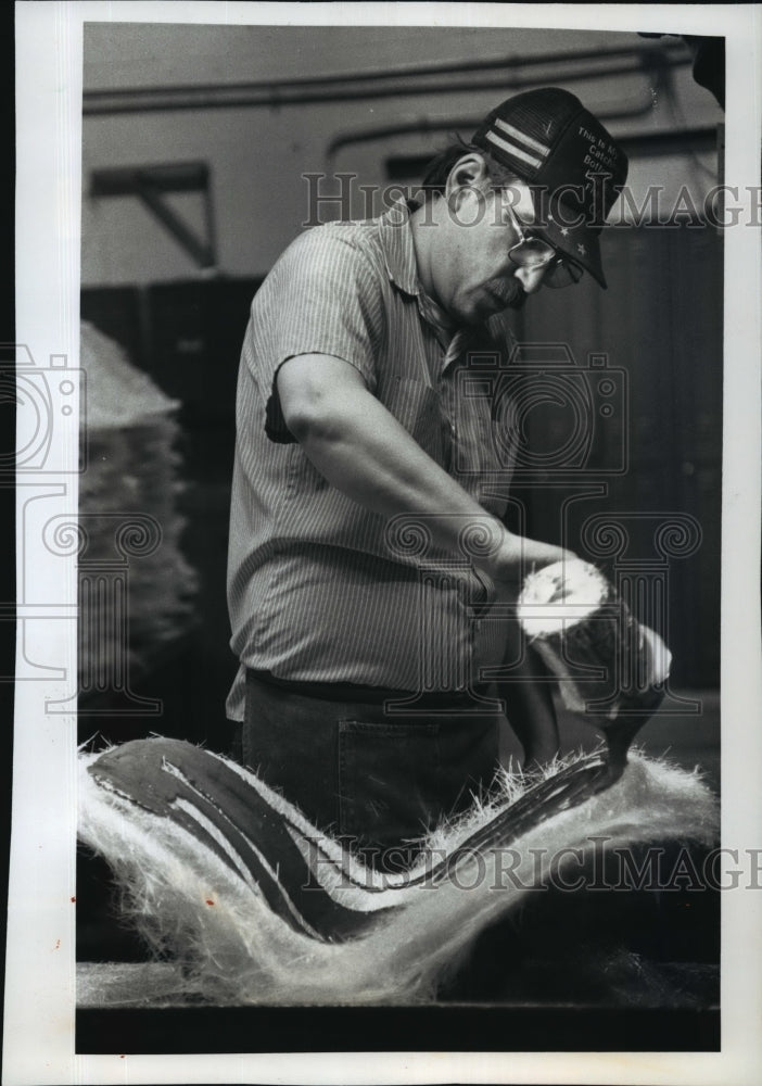 1991 Press Photo Paul Watruba, employee at Krueger International Incorporated-Historic Images