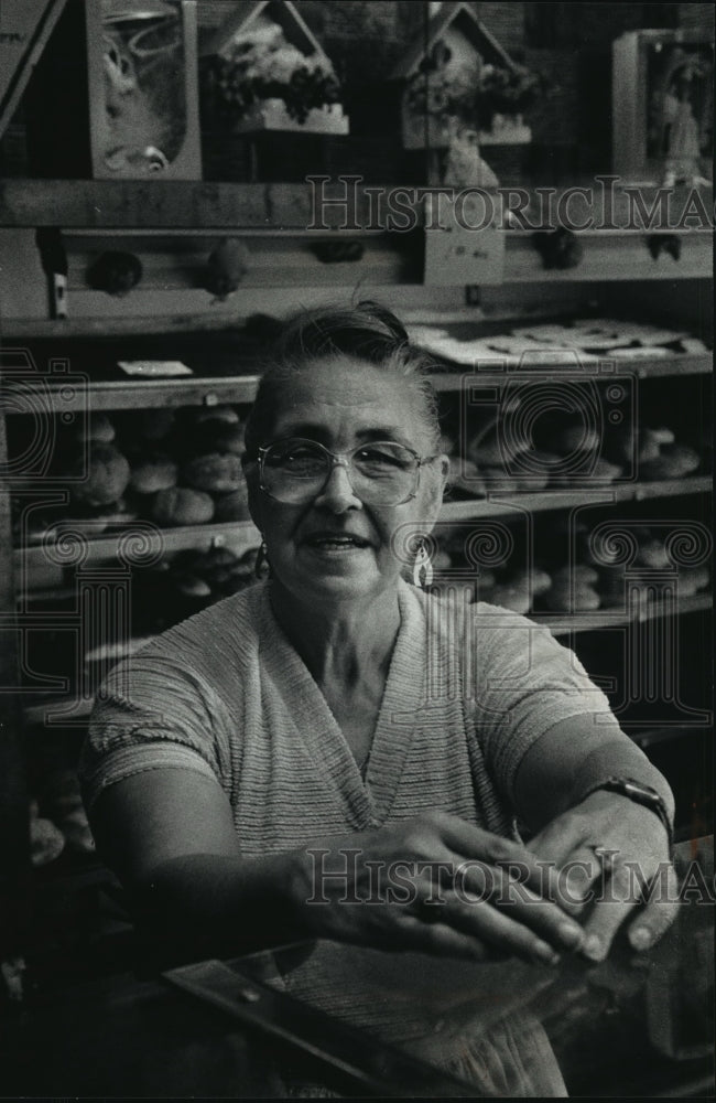 1992 Press Photo Shirley Krueger runs the Herman E. Krueger Bakery in Wisconsin-Historic Images