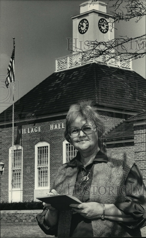 1987 Press Photo Doris Krupinski, Wisconsin reporter for Greendale Village Life-Historic Images