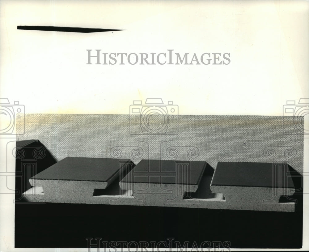 1992 Press Photo Slatwall Surface for Sliding in Brakets - mja35069-Historic Images