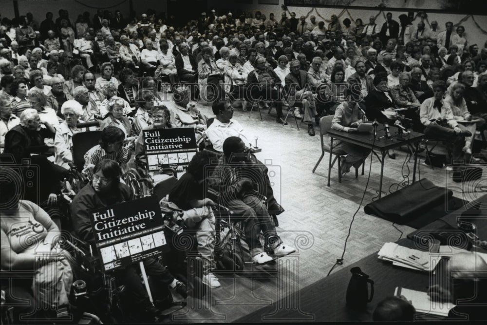 1989 Press Photo A crowd packs into Wilson Park Senior Center for budget hearing-Historic Images