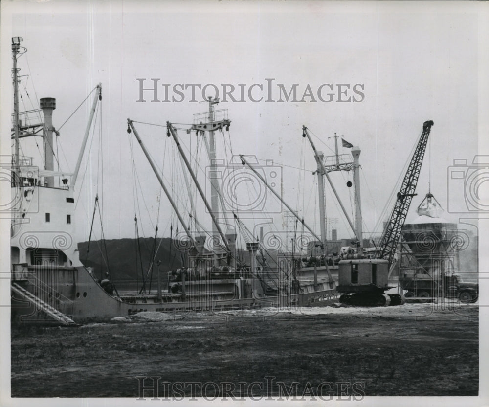 1957 Press Photo Kohler Co. Sheboygan harbor as the Fossum from Norway unloads-Historic Images