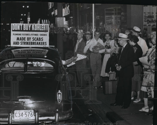 1955 Press Photo Kohler Co. local 833 Occupants of vehicle passed out leaflets-Historic Images
