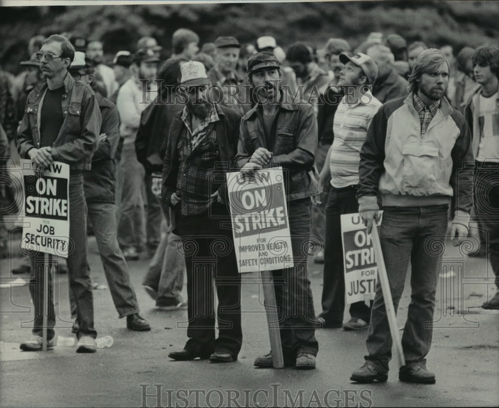 1983 Press Photo Kohler Co. pickets stationed at main gate at plant in Kohler-Historic Images