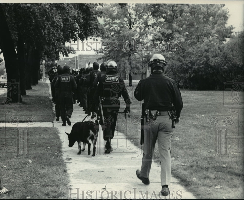 1983 Press Photo Kohler Co. strikes officers escort employees to work on Tues.-Historic Images