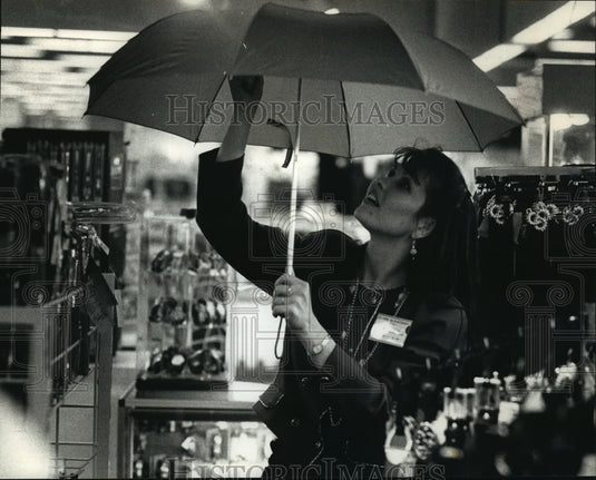 1991 Press Photo Actress From Soviet Union, El'Vira Glavatskikh, Shops At Kohl's - Historic Images