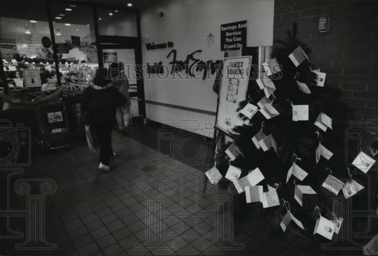 1993 Press Photo Grafton Kohl's store Christmas tree with names of needy kids-Historic Images