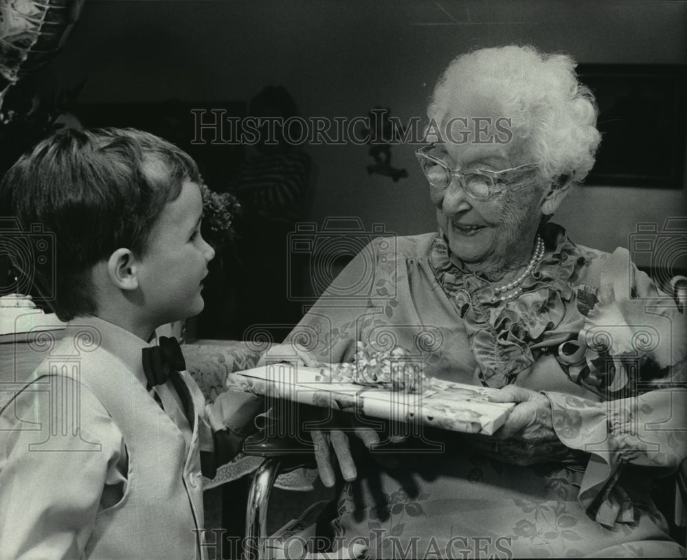 1984 Press Photo Thelma Kohn receiving gift on her 100th birthday - mja35177-Historic Images