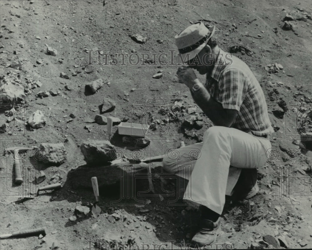 1983 Press Photo Rendall Wilson, West Bend physician on a fossil-digging trip-Historic Images