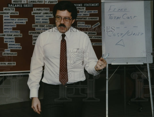 1990 Press Photo University Of Wisconsin's Charles A. Krueger Teaches Business - Historic Images