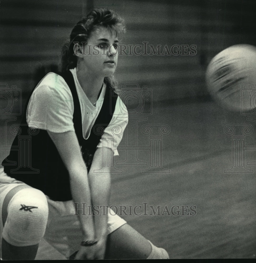 1988 Press Photo Senior Jenni Kraft playing volleyball at Pius - mja35266-Historic Images
