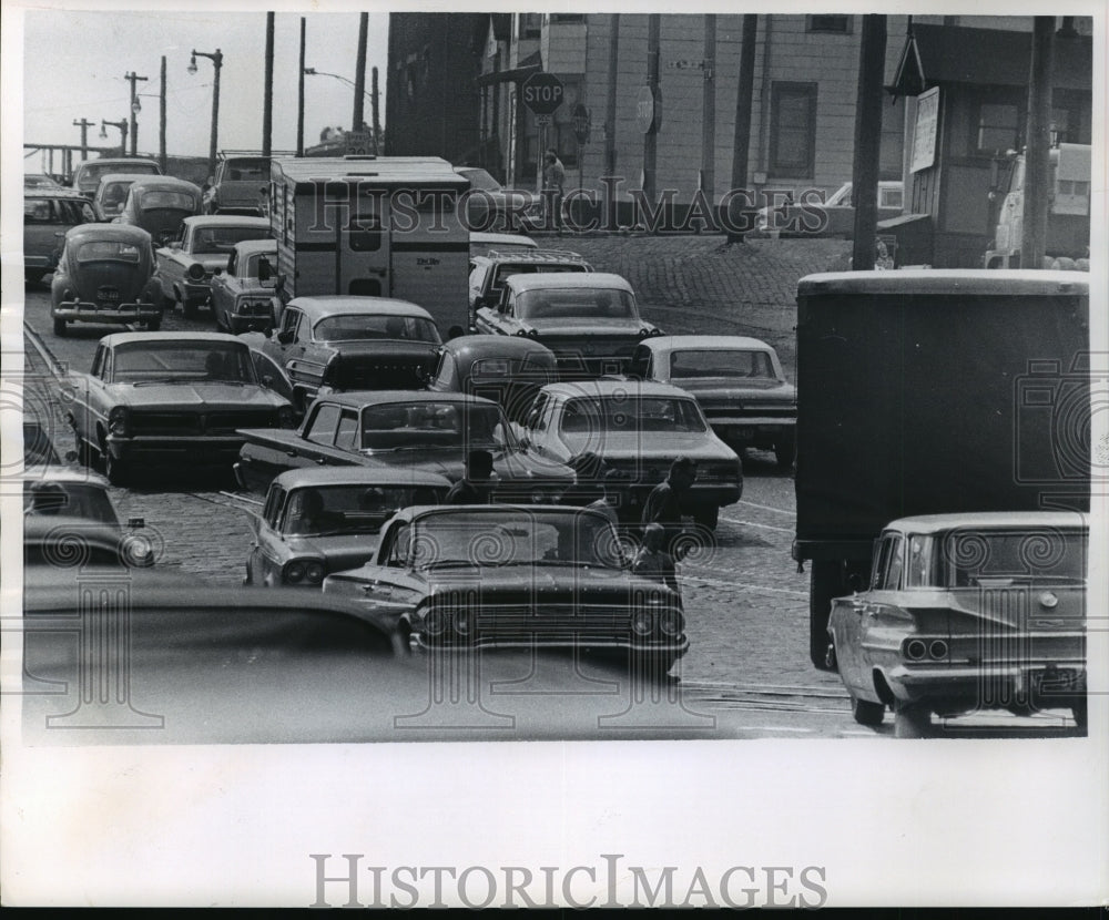 1965 Press Photo Heavy traffic on W. Wisconsin av. route to train station.-Historic Images