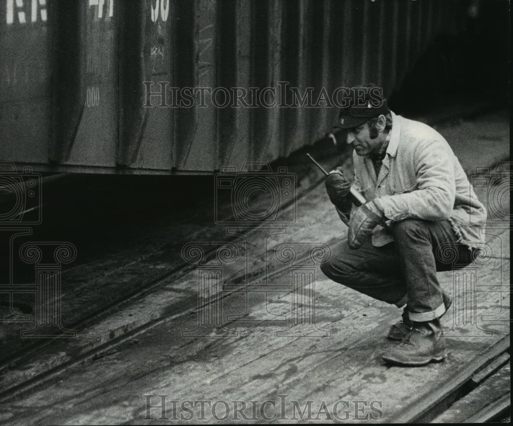 1979 Press Photo Lee Schafer talks to engineer by radio as train is unloaded-Historic Images