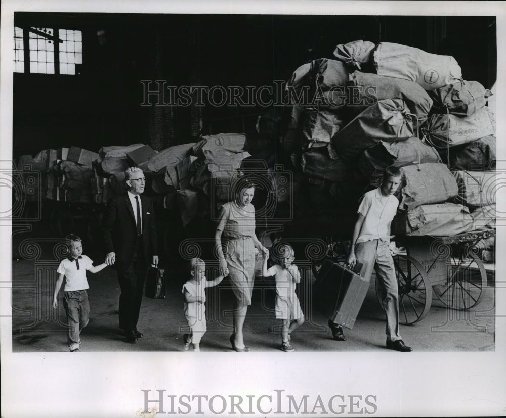 1952 Press Photo Work stoppage shifts passenger, freight traffic to Milwaukee-Historic Images