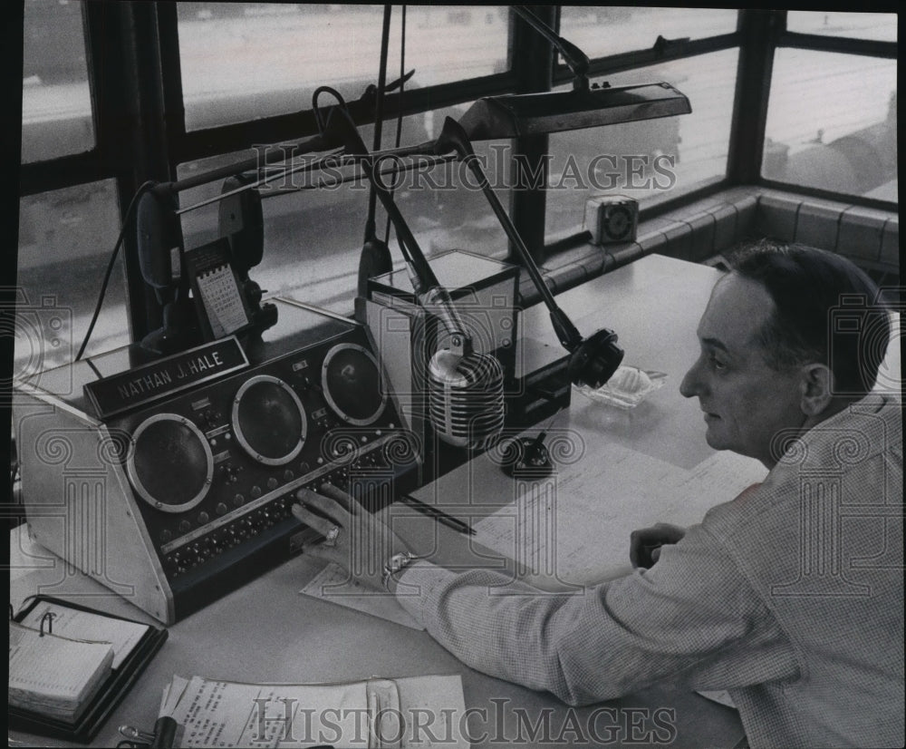 1954 Press Photo Nathan Hale directs incoming freight trains over two-way radio-Historic Images