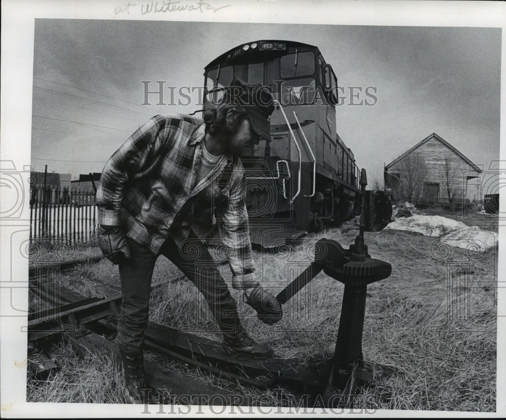 1979 Press Photo Dennis Muth, brakeman, throws switch shifting freight cars-Historic Images