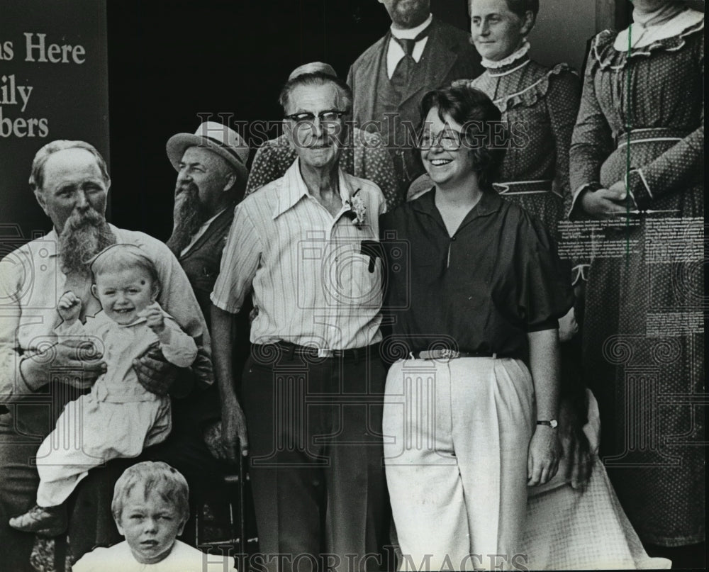 1982 Press Photo Edward Krueger, Giant old Krueger Family Portrait - mja35353-Historic Images