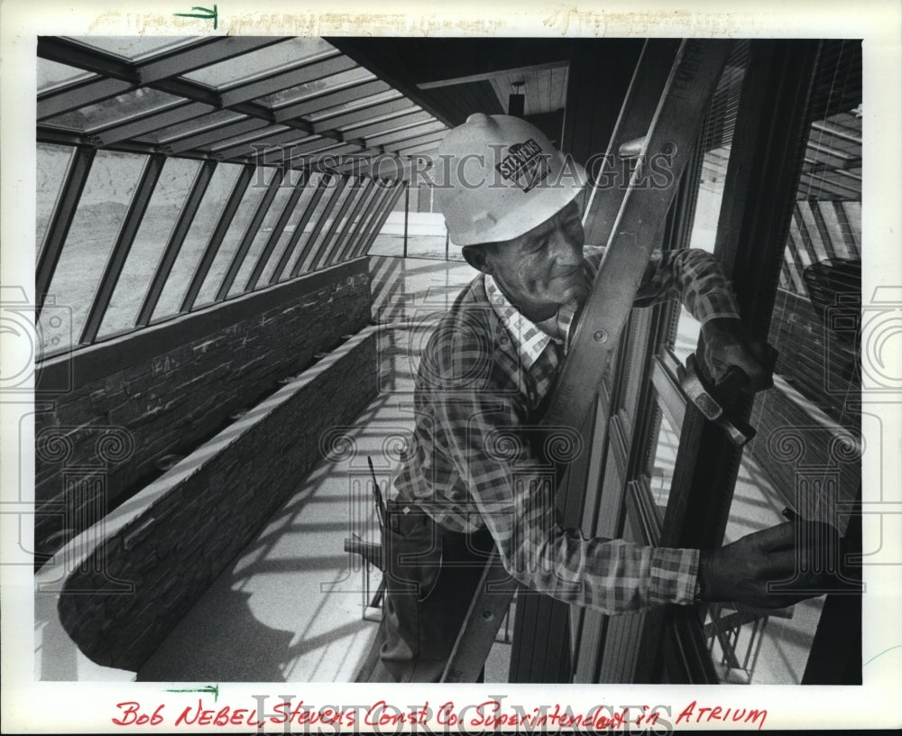 1982 Press Photo Bob Nebel working on atrium window at Wilson Park Senior Center-Historic Images
