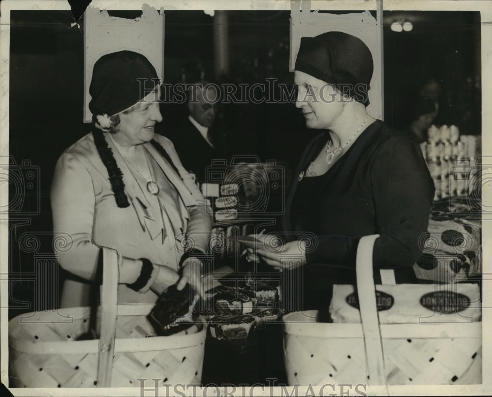 1930 Press Photo Mrs. J.H. Moss and Mrs Carl W. Faas pack baskets for the needy.-Historic Images
