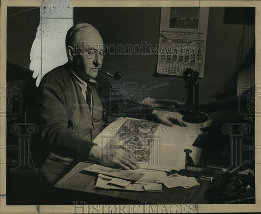 1947 Press Photo Vilas Engel recalls iron puddling days in Mayville, Wisconsin-Historic Images