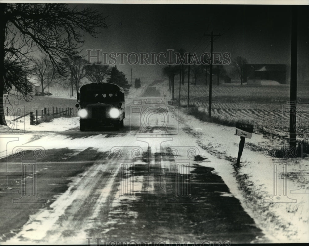 1991 Press Photo Frosty Gusts Swirled as Students Waited for bus in Wisconsin-Historic Images