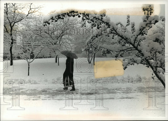 1992 Press Photo Mary Drost Enjoys a Wintery walk Through Downtown Milwaukee-Historic Images