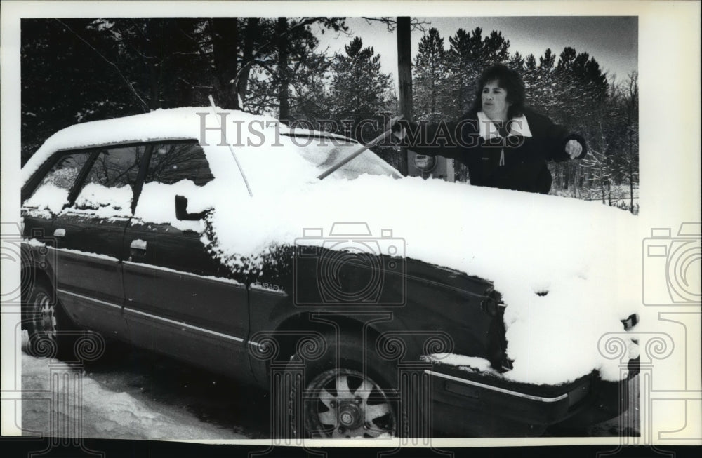 1992 Press Photo Mary Lundquist uncovering her car in Ashland County - mja35450-Historic Images