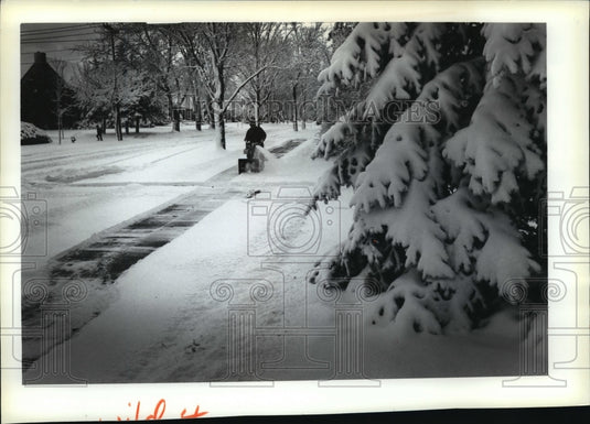 1990 Press Photo Ashland resident digs out from a recent snowfall. - mja35459-Historic Images