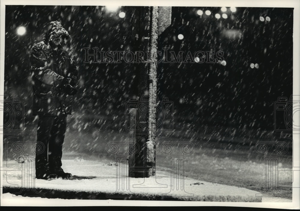 1990 Press Photo Scott Caswell, Glendale resident waiting on the corner in snow-Historic Images