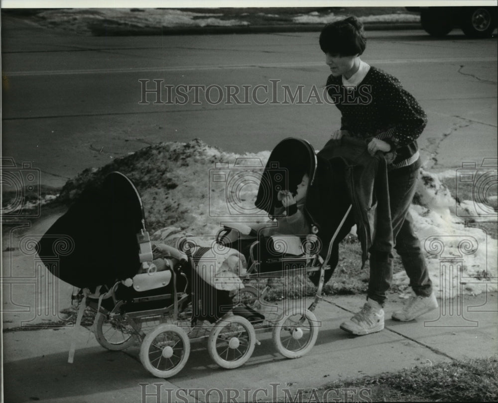1994 Press Photo Victoria Schmidt of Cedarburg walks her kids Billie and Robbie-Historic Images