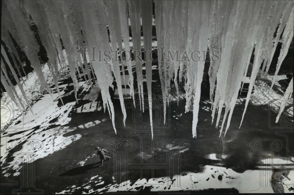1994 Press Photo Icicles hang like the frozen fingers of winter from apartments-Historic Images