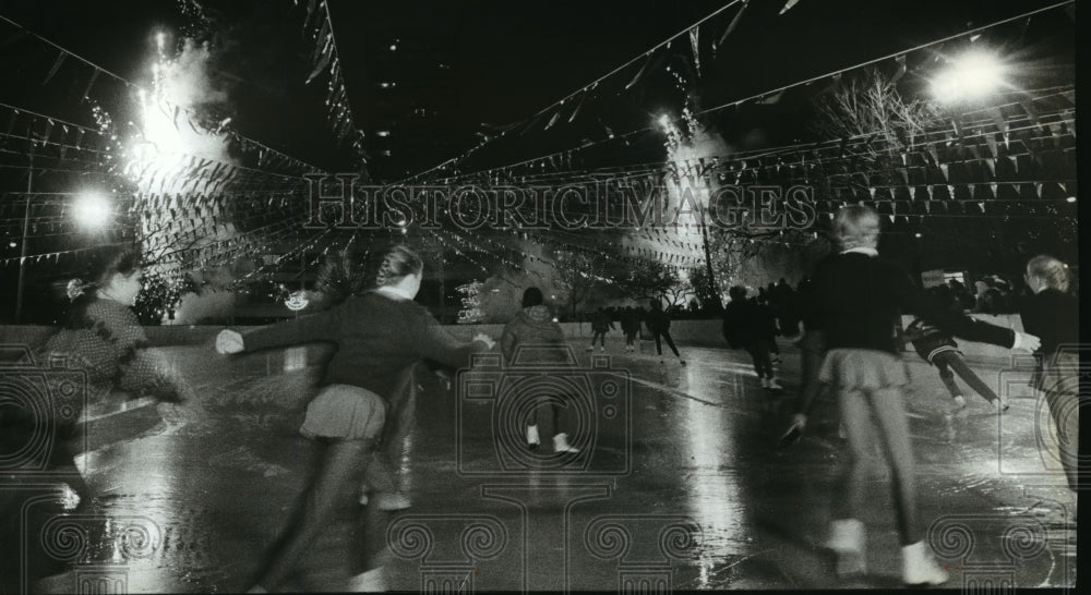 1990 Press Photo Wisconsin Figure Skating Club &amp; fireworks at Cathedral Square-Historic Images