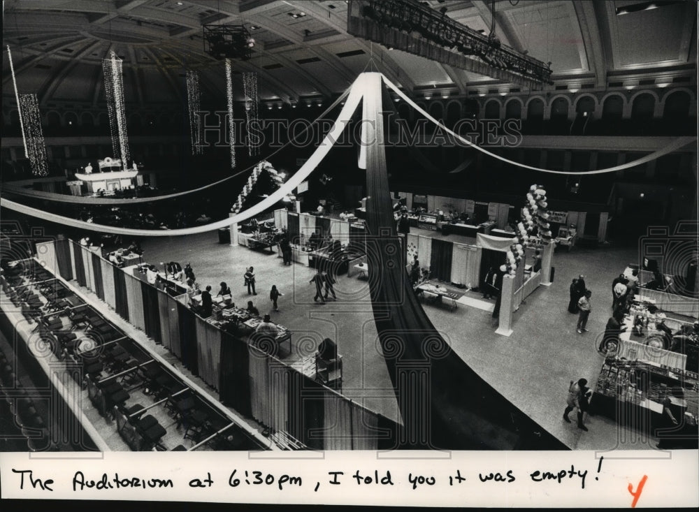 1989 Press Photo Icebreaker started off slowly at the Auditorium. - mja35497-Historic Images