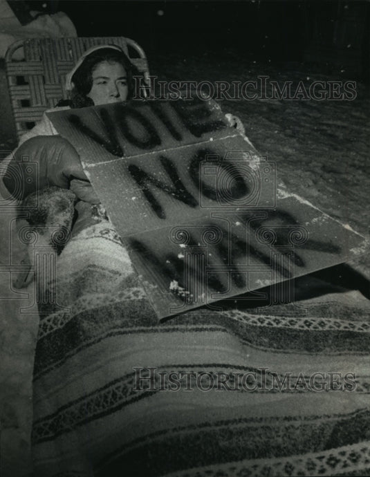 1991 Press Photo Ramona Limon wraps up against the cold during peace vigil-Historic Images