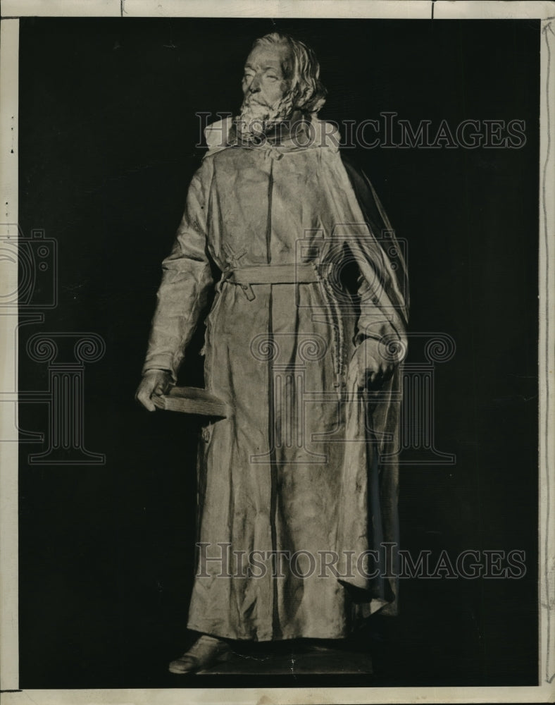 1948 Marble statue of Father Marquette stands in Hall of Fame - Historic Images