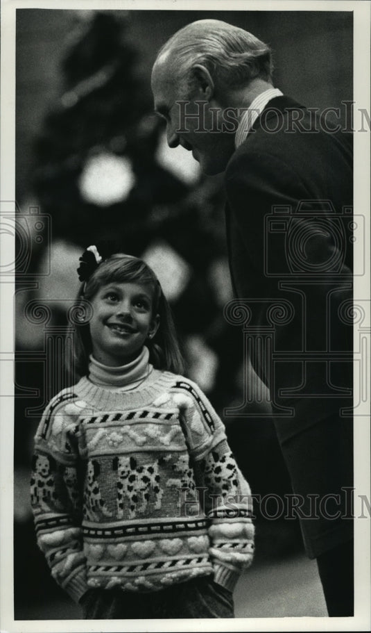 1991 Press Photo Senator Herb Kohl with Amanda Breen at a Wisconsin school-Historic Images