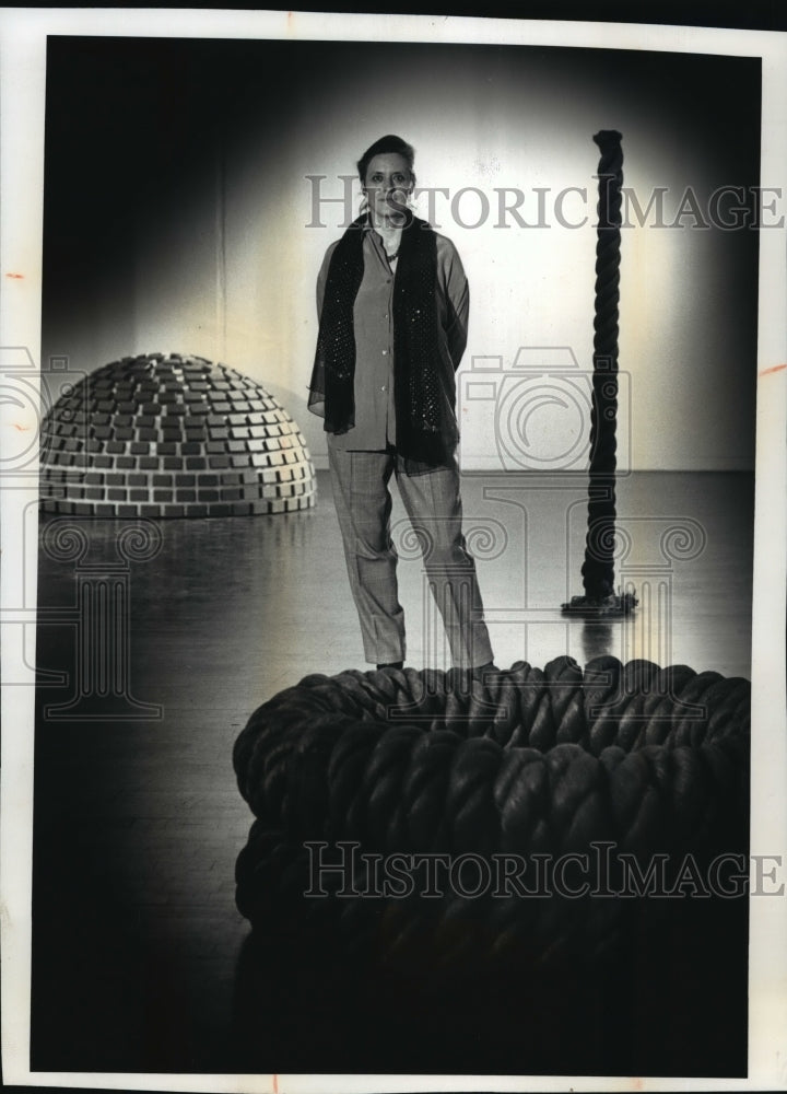 1991 Press Photo Jackie Winsor, a sculptor, in the Milwaukee Art Museum-Historic Images