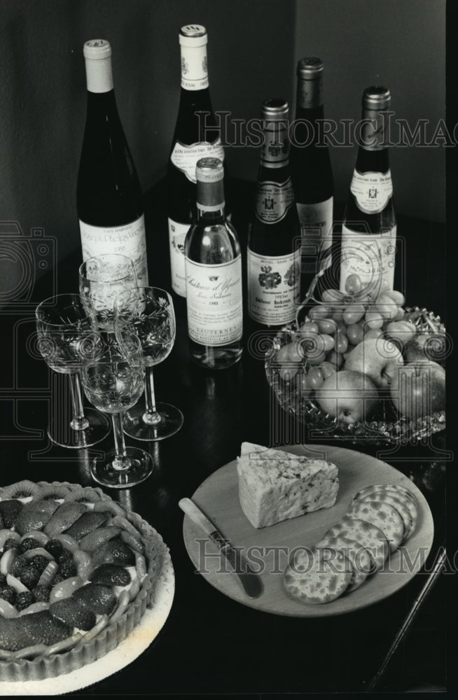 1991 Press Photo Sweet late-harvest wines go well with fruit and cheese - Historic Images