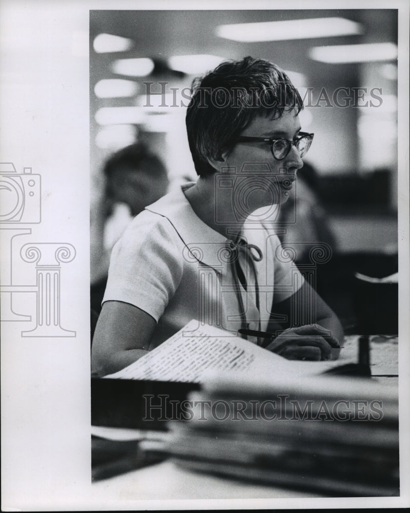 1964 Press Photo Ruth Wilson-News Editor for The Milwaukee Journal - mja35577-Historic Images