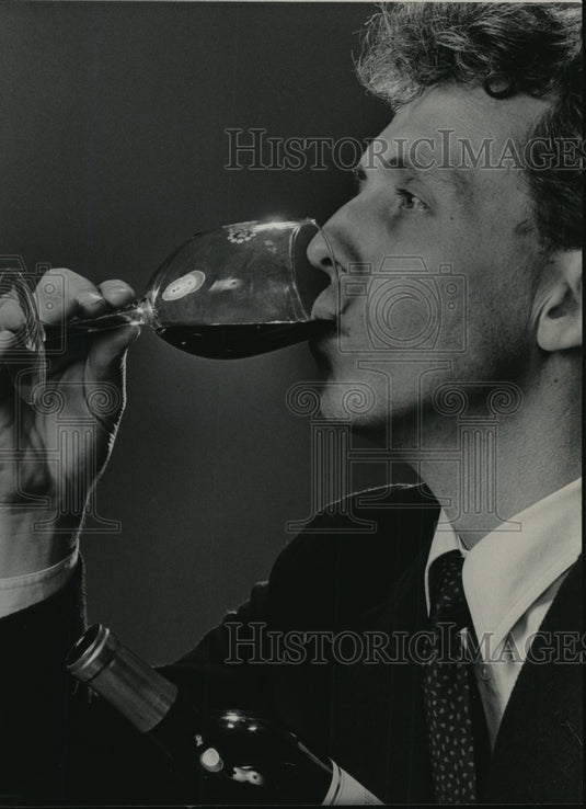1989 Press Photo Randy Fahnrich demonstrates tasting and judging wine-Historic Images