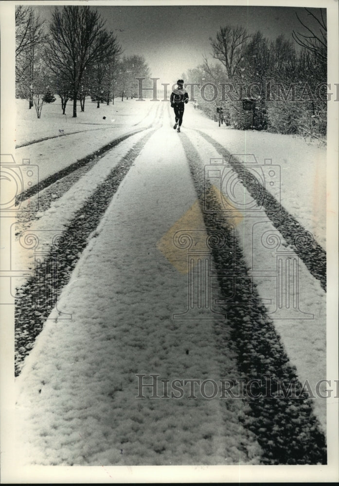 Press Photo Nancy O&#39;Donnell running along in the snow on Grace Ave. in Meguon-Historic Images