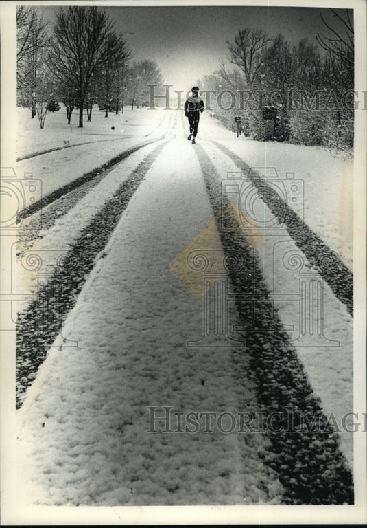 Press Photo Nancy O'Donnell running along in the snow on Grace Ave. in Meguon-Historic Images