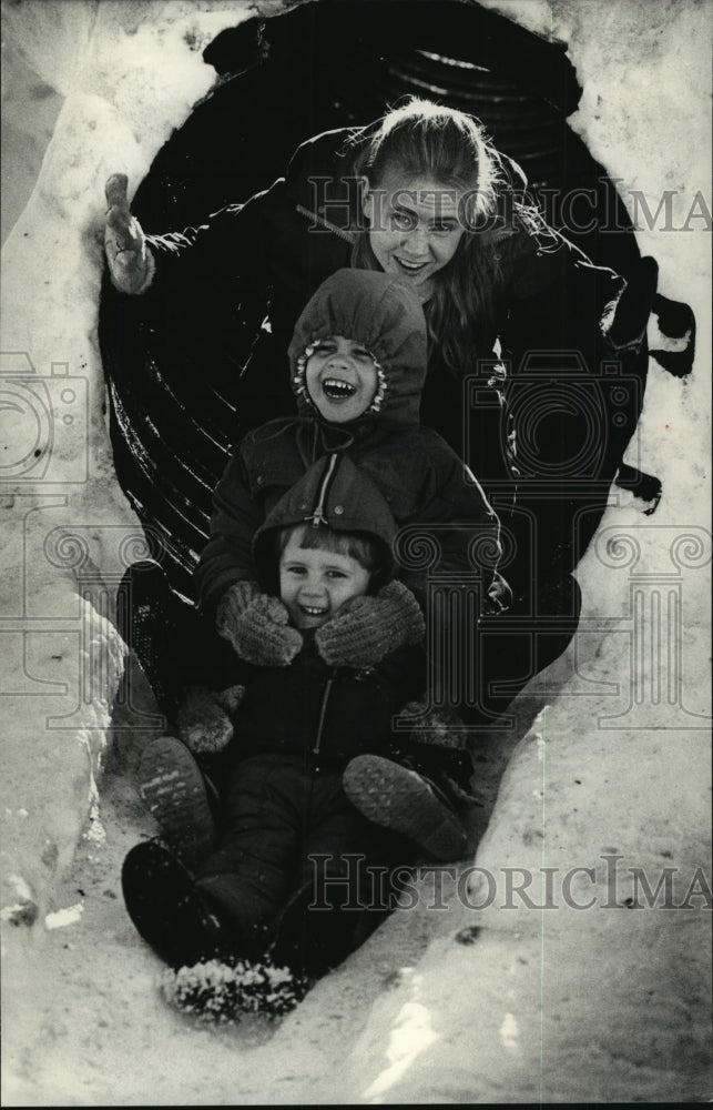 1990 Press Photo Georgia Hanson slides with her sons at Waukesha's Cutler Park.- Historic Images