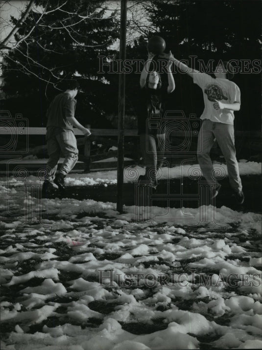 1994 Press Photo Ira Frydman, Ryan Croke, and Kevin Pelkey Playing Basketball-Historic Images