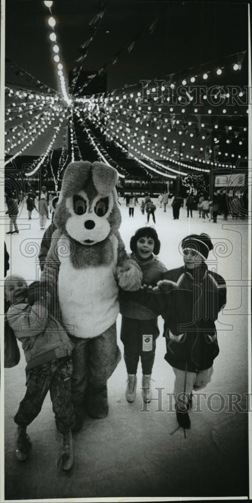 1992 Press Photo Brittany Gering, Hayley Lachmund, and Nicole Nowak Ice Skating-Historic Images