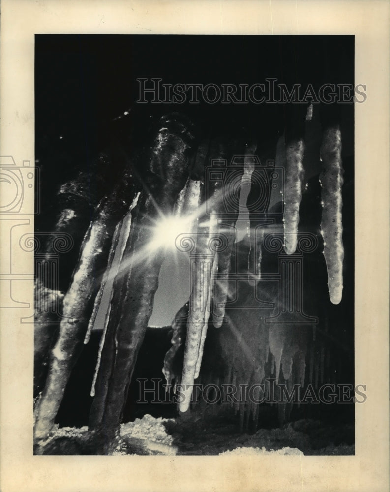1986 Press Photo icicles with sunlight shining through - mja35661-Historic Images